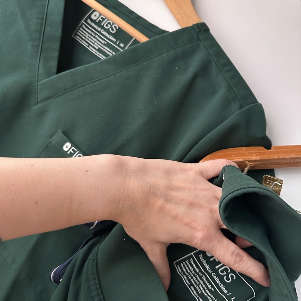 2 Figs British Racing Green Scrub Sets - M tops/L bottoms - Picture 2 of 5
